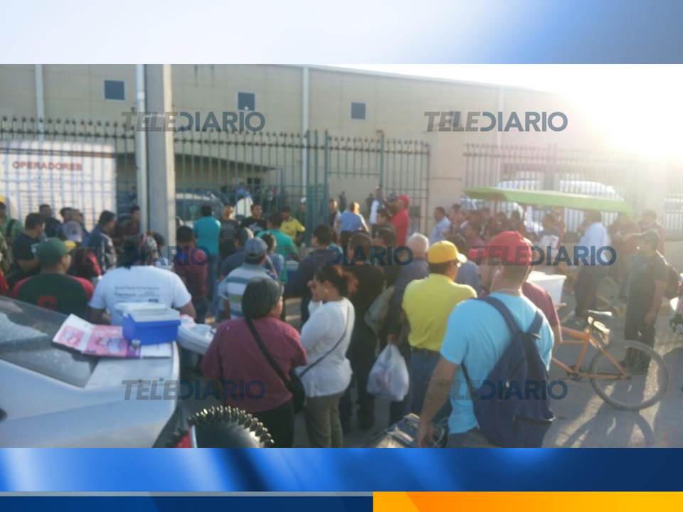 TDReynosa's tweet photo. Se manifiestan trabajadores de de la empresa SEQUENT en el parque de villa florida #Reynosa https://t.co/nCKVx23MPZ
