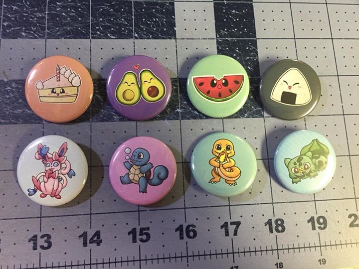 emberfallplush's tweet photo. New #buttons came in! :D collab with Wintaura’s Art
#button #cutiefoodies #foodies #foodbutton #foodbuttons #pokemon #pokedoll #pokémon #pokemonbutton #pokemonbuttons #cakebutton #cake #avacado #watermelon #rice #sylveon #squirtle #charmander #bulbasaur #emberfall #connooga2018 https://t.co/AsoC7BcHvu