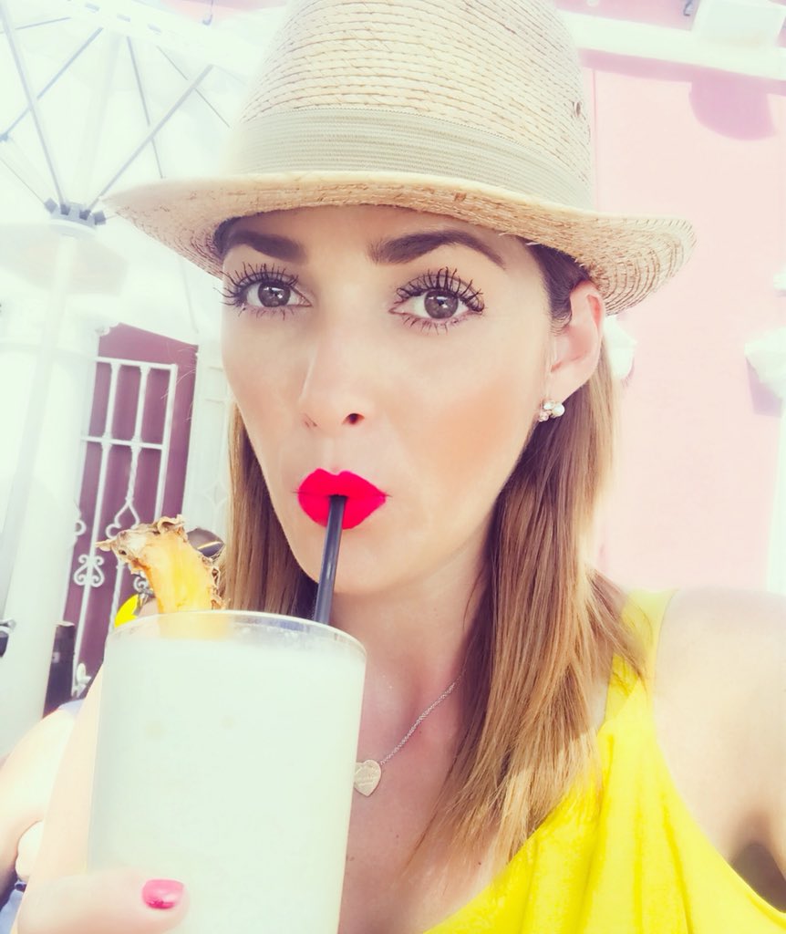 PaolaKohen's tweet photo. #TuAromaMe Enamoraaaa!! ❤️🍍🍹 La mejor piña colada del mundo!!Having Fun in some place around the world, #JoyIt #SoHappy 🌍🇵🇷#FelicidadPura #FelizJueves ❤️👌🏻🤗 https://t.co/f0qdpjGiul