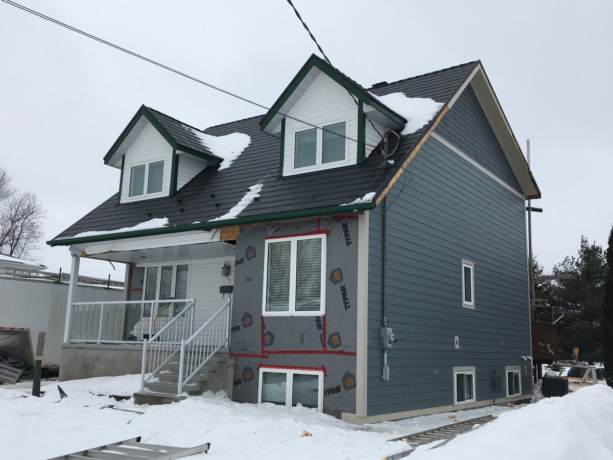 Hardie705's tweet photo. There was a time where white vinyl siding with green trim was fine, desirable even.  
Lucky for these homeowners, it's easier than ever to re-side with @James_Hardie.  
Whether Evening or Boothbay, we've got the #blues https://t.co/WEWZQ2kt0X