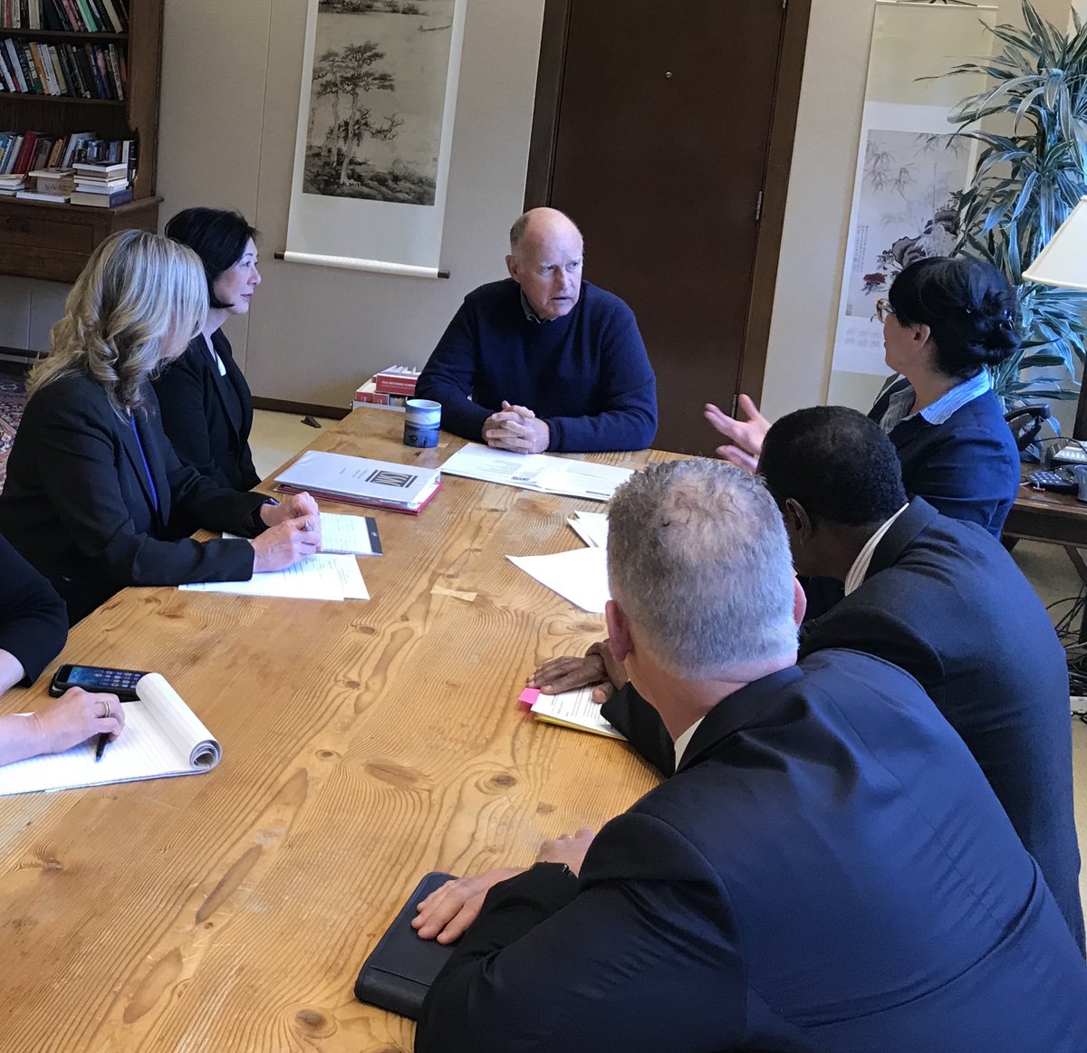 CSAC_Counties's tweet photo. Our Officers met with @JerryBrownGov this afternoon to discuss a wide variety of issues including #SB1, and our Legislative Priorities for the year. @Team_Leticia @Keith_Carson @BassVirginia @OCSupBartlett @CateCounties https://t.co/ZfdL21K5IH