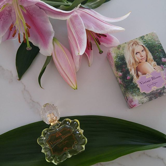 Myfaveperfume's tweet photo. Flower Power 💐🌺🍀🌻 Shop online with link in bio or https://t.co/EDn6fUCC0x
#fragrance #perfumecollector #perfume #parfum #parfyme #pink #love #beauty #jessicasimpson #myfavoriteperfume #vintagebloom #vintage #scentoftheday #onlinehop #perfumeshop #fr… https://t.co/vb2cWYcjdh https://t.co/AlwhEEAznZ