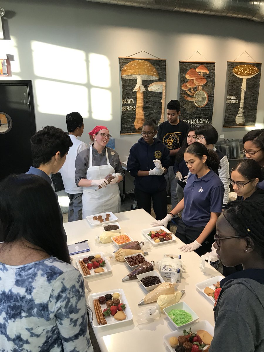 GNYCExploring's tweet photo. Students at @NeumansKitchen tonight! Neuman’s staff taught students how to decorate sweet treats and pastries like professionals. 🎂🍩🍪🍨🍬
#gnycexploring #nyexploring #boyscouts #boyscoutsofamerica #exploringbsa #neumanskitchen #gnyccouncils https://t.co/SKOvvOaVRT