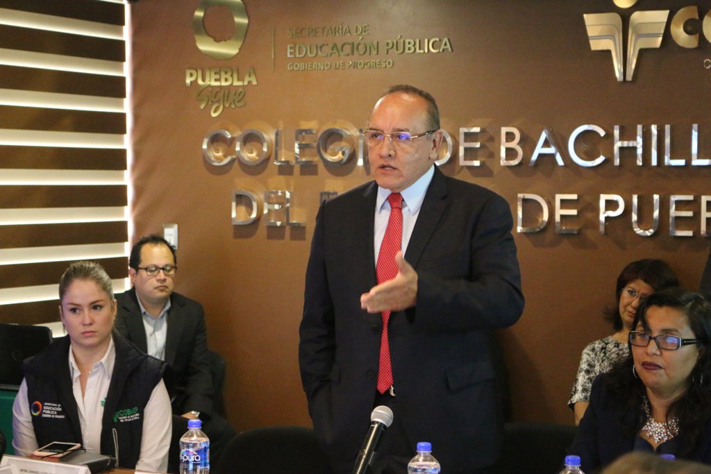 cobaep's tweet photo. Este día llevamos a cabo una reunión de trabajo en la que participó nuestro Director General @AVictorHugoIH y los 37 Directores de Planteles, donde se presentaron programas y proyectos que beneficiará a l@s alumnos del @cobaep #OrgulloBachiller @SEP_Puebla https://t.co/DpKSsdiRmL