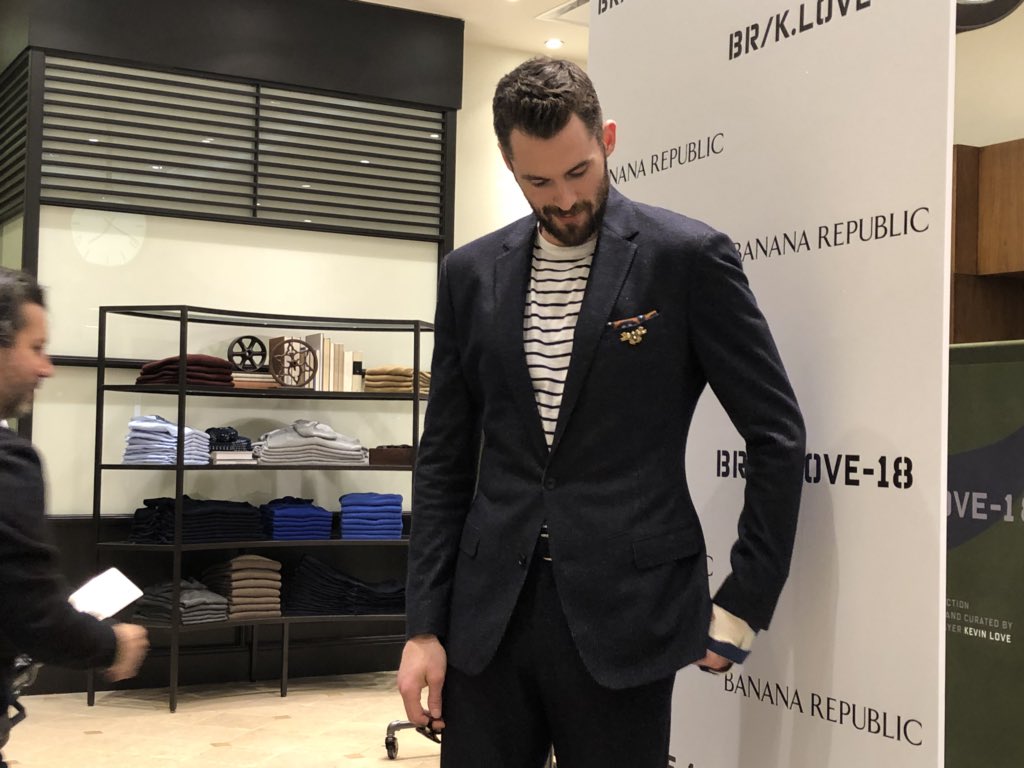AlyshaTsuji's tweet photo. Kevin Love has a hand brace on at his Banana Republic event. Doesn’t quite fit in his pocket. https://t.co/mi2kXKhnho