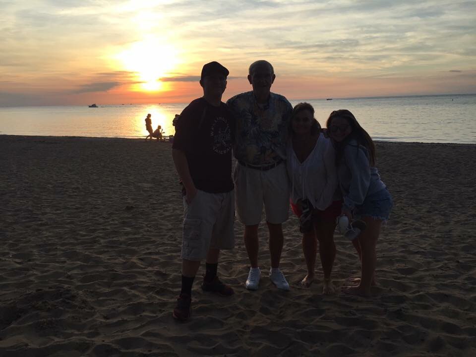 AnnaEsterly's tweet photo. decided to do the 100 days of happiness bc I have so many things to be happy about so day 1: my family I couldn’t do it without them, I swear they are my rocks https://t.co/20kdG4mVcJ
