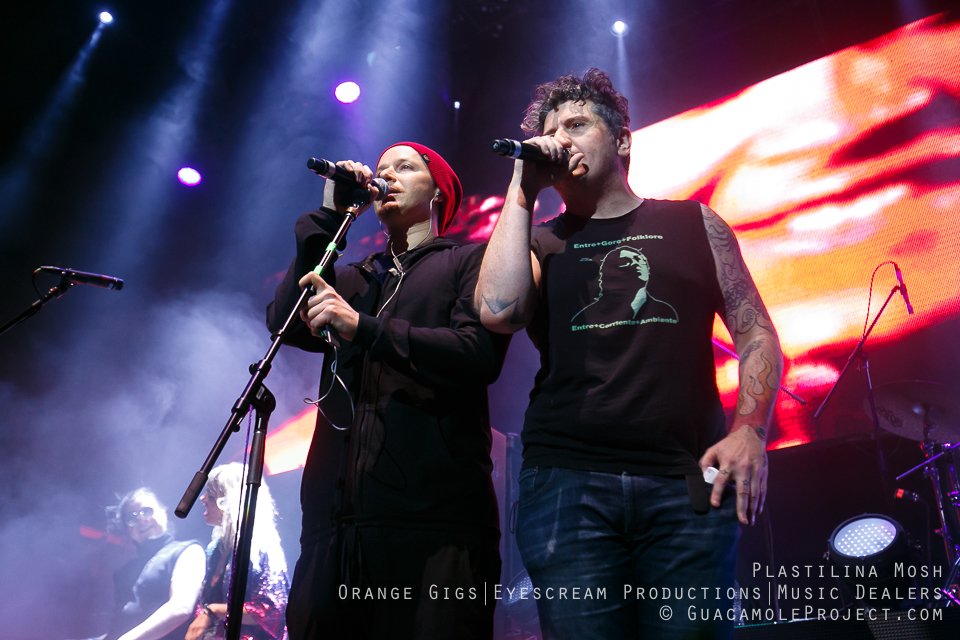 indierocks's tweet photo. .@plastilinamosh nos regaló una velada mágica en @El_Plaza_. Risas, recuerdos y baile sin control. El dúo mexa hizo un repaso por los innumerables éxitos que ha cosechado a lo largo de dos décadas. https://t.co/HnXIf075N6 👏 https://t.co/60VtZ4MGuh