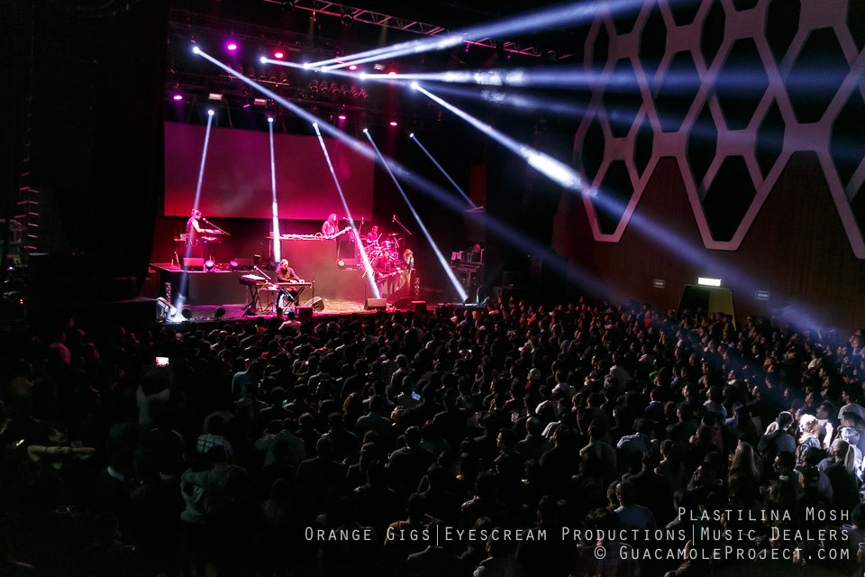 .<a href="/plastilinamosh/">Plastilina Mosh</a> nos regaló una velada mágica en <a href="/El_Plaza_/">El Plaza Condesa</a>. Risas, recuerdos y baile sin control. El dúo mexa hizo un repaso por los innumerables éxitos que ha cosechado a lo largo de dos décadas. bit.ly/2Hi8Pjr 👏