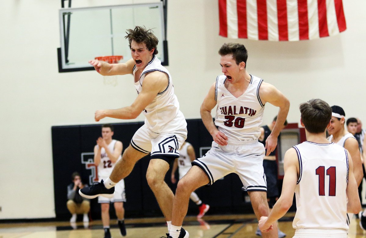 BroodSports's tweet photo. Tualatin boys tip Tigard in another down-to-the-wire thriller between the rivals. Story and photos (including one of Jack Rose's dunk) here: https://t.co/qbesGlx2pj
#opreps https://t.co/bQ0IXiXdb4