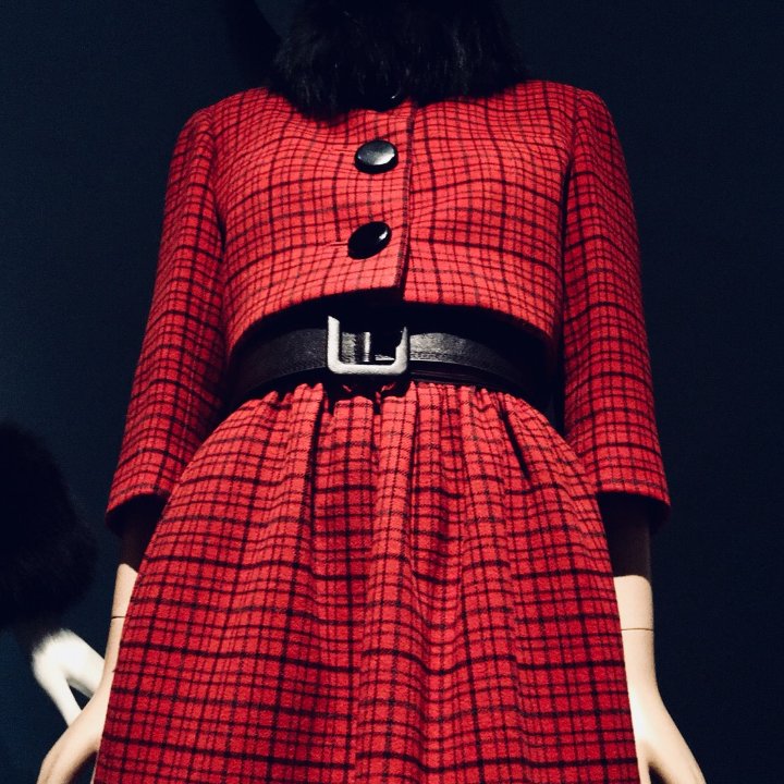 denisenelsondsn's tweet photo. Norman Norell red and black check suit from 1962 @fitnyc.edu #museumatFIT #normannorell #redchecks #plaid #leatherbelt #blackfox #wool #vintage #beutifulsuit #deanofamericanfashion #iloveplaid #redandblack #3/4sleeve #❤️design #skirtsuit https://t.co/Ktl8QorOa6