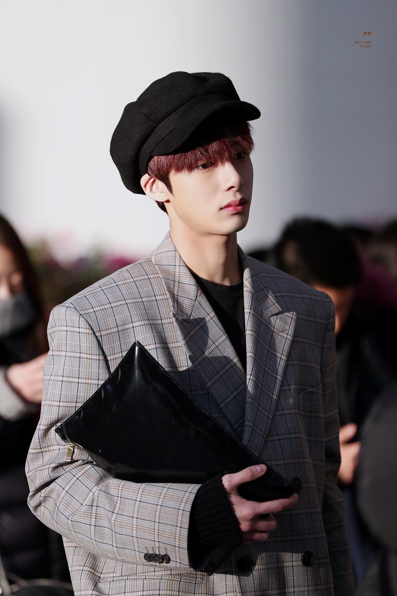 MeltingPoint_hw's tweet photo. 180213 공항을 패션위크로 만들어버림 *₊˚⁎

#몬스타엑스 #형원 #MONSTA_X #HYUNGWON @OfficialMonstaX https://t.co/aOlaB8cOJE