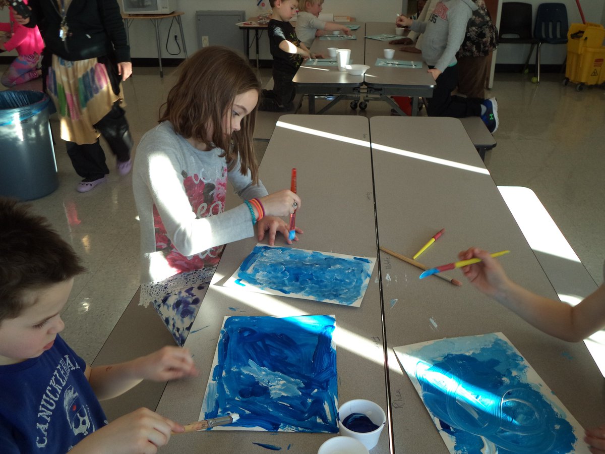 Notre festival d'hiver a débuté aujourd'hui avec un pâté chinois cuisiné par les élèves de 7e, suivi de patin sur le lac du park Bud Miller.  Le tout s'est terminé avec une collation et des bricolages d'hiver. D'autres activités sont au menu pour demain.