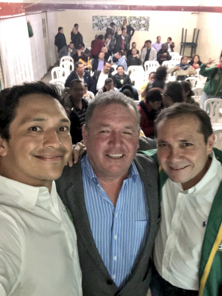 JavierSuarezA_'s tweet photo. Terminamos en kennedy con @AntonioSanguino hablando de educación, como herramienta para el cambio, con luchadores incansables de la educación #Verde3 #verde103 https://t.co/YFt5OzwefI
