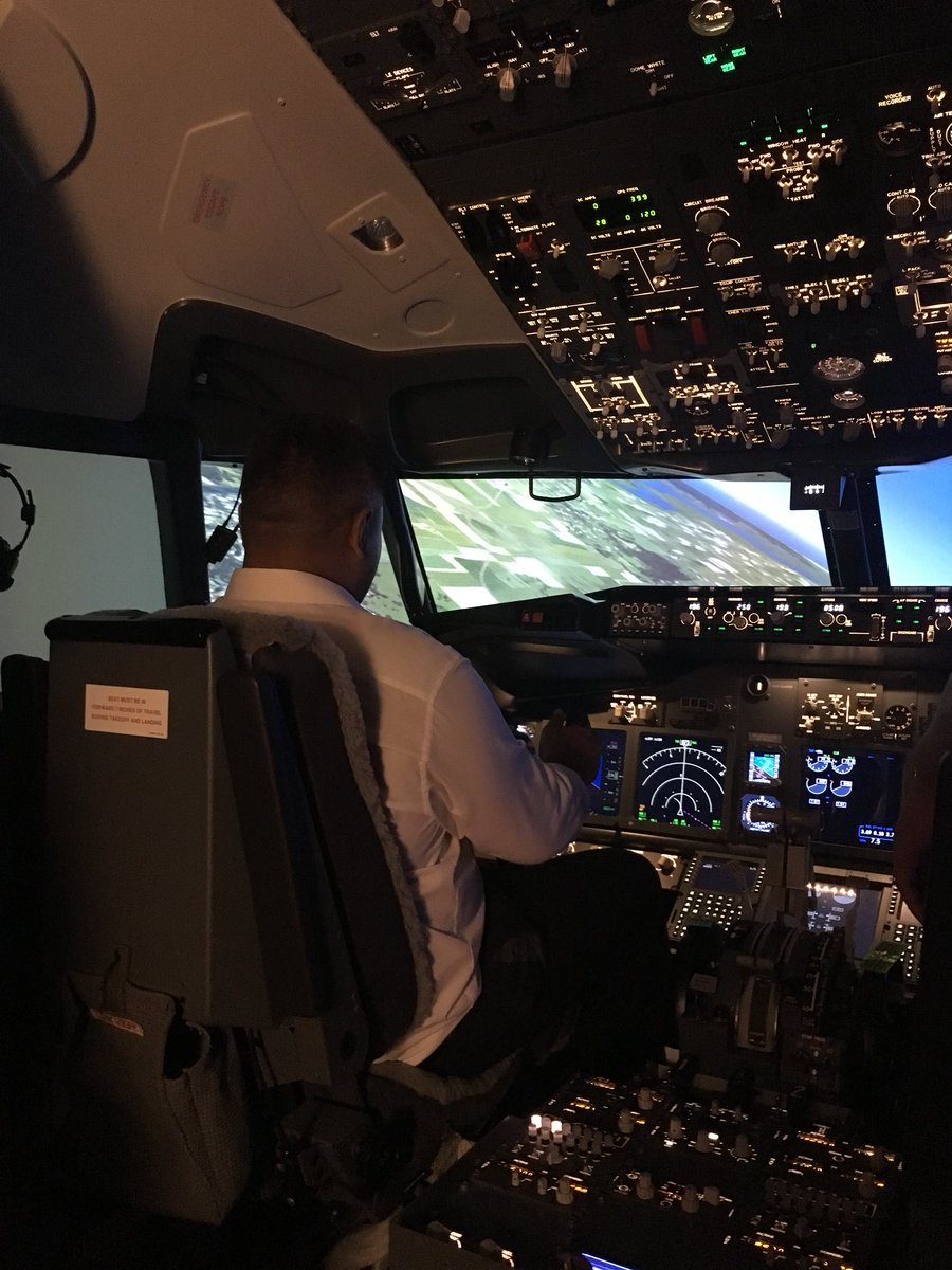 sophieark's tweet photo. Enjoying a flight over Moreton Bay after taking off from BNE in this @Boeing 717 @USQNews @springfieldQLD #usq #aviation #flightsimulation #boeing #pilotpractice 👩✈️✈️ https://t.co/JdbWoPzzEm