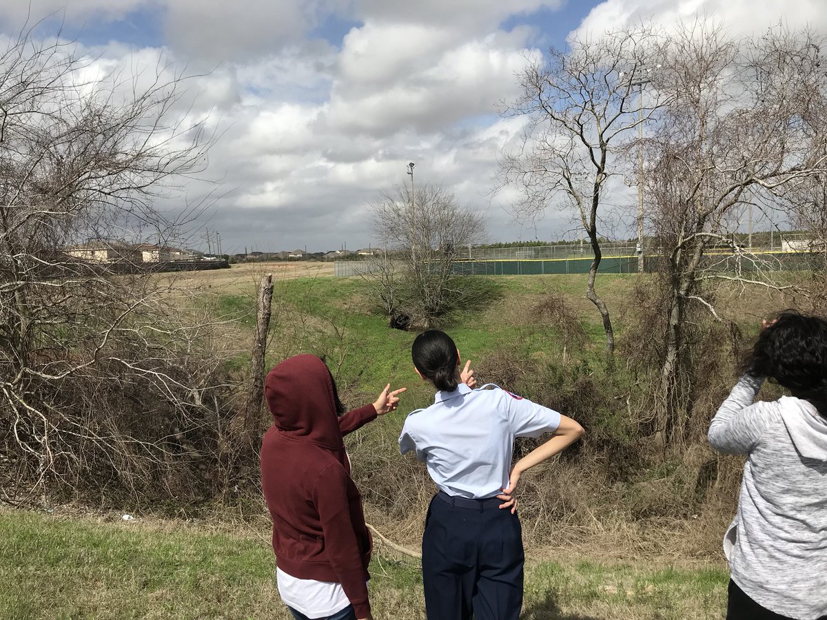GallardoGarciaV's tweet photo. Checking out succession and regression!!! #ENVS #StudentLearning #NatureWalk #BeautifulDayOutside #AwesomeStudents #ScienceIsAwesome @CySpringsHS https://t.co/YkyH0dnRZZ