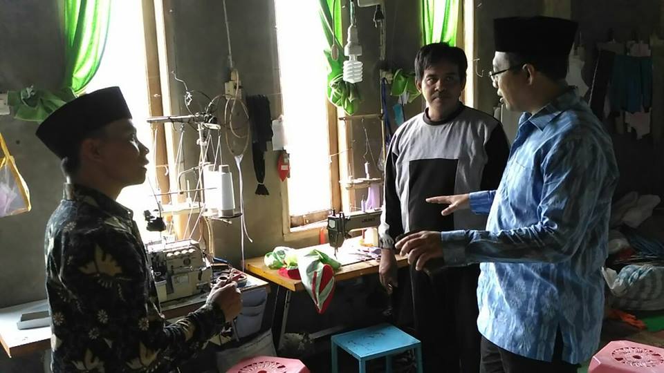 bang_zu1's tweet photo. Dengan hadirnya industri di daerah kita insyaallah Kemiskinan dan Pengangguran dapat di atasi. Contoh sederhana di desa Selagik ada industri Konveksi luar biasa yg membuka jaringan dengan pemain2 besar di Jawa dan Luar Negeri  membuat Selagik jadi kebanggaan NTB. https://t.co/NPczR837l1