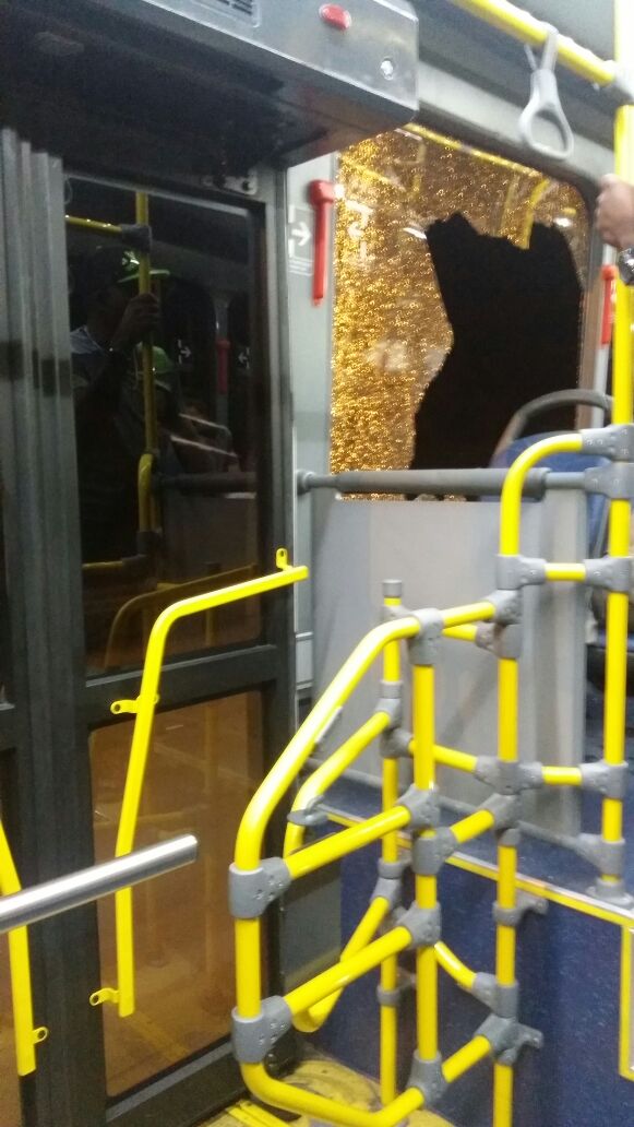 ArielRiosR's tweet photo. Una unidad del metrobus es vandalizada en el Corredor Norte, a la altura de Villa Lucre , sujetos lanzaron piedras a los ventanales @TraficoCPanama https://t.co/LzDGm5BMZg
