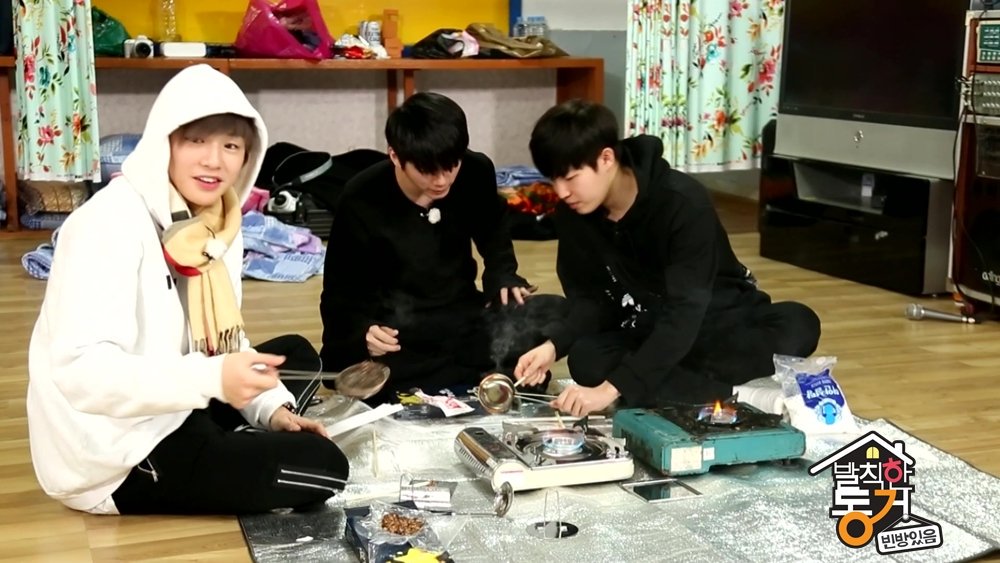 MBC_entertain's tweet photo. 달고나도 요거트도 옴뇸뇸 먹고
알까기도 하고 자유시간
알차게 보내는 옹녤환 뽀둥이들💕
#발칙한동거빈방있음 오늘 밤 9시 50분
#옹성우 #강다니엘 #김재환 #워너원 https://t.co/l7pAt2uiry