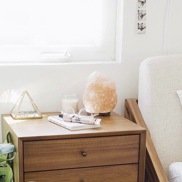 Promotes sleep, reduces stress, improves mood - reasons why you must keep a Himalayan Salt Lamp in your space! Shop flowretreats.com