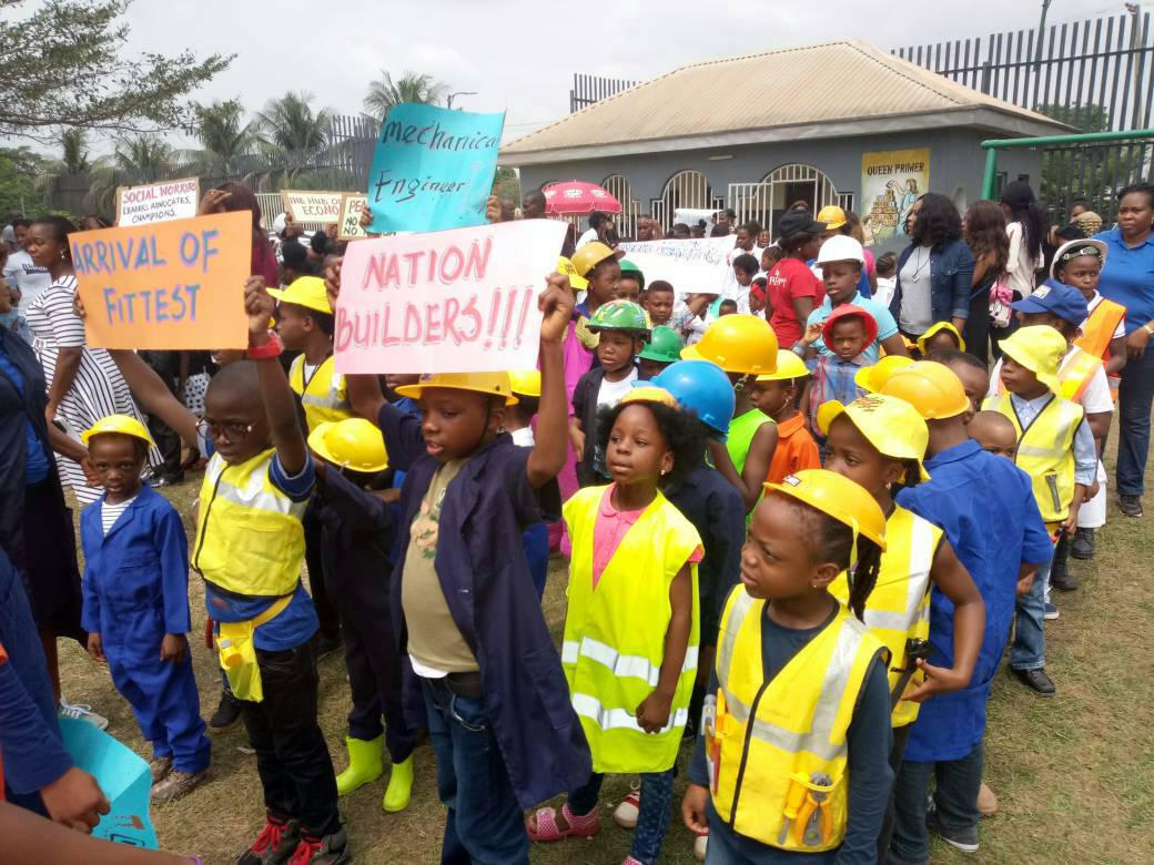 officialEFCC's tweet photo. #TheEagle takes the message of integrity & transparency to pupils of St. Mary Dedication Education Centre, Benin City, Edo State during the school's career day celebration. #RaisingNationBuilders https://t.co/8FUaVipxRL