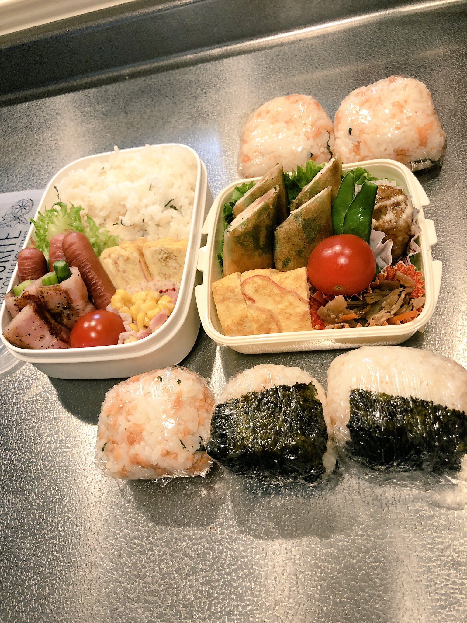 Koro Gk Sur Twitter 朝 昼 夕の弁当 朝ごはんはいつもおにぎりになるからたまにはパン買ってサンドイッチにしなきゃな マンネリ化してる 旦那弁当 弁当 おにぎり 春巻き だし巻き卵 かにかま アスパラベーコン巻 冷凍食品 コーンバター かば田