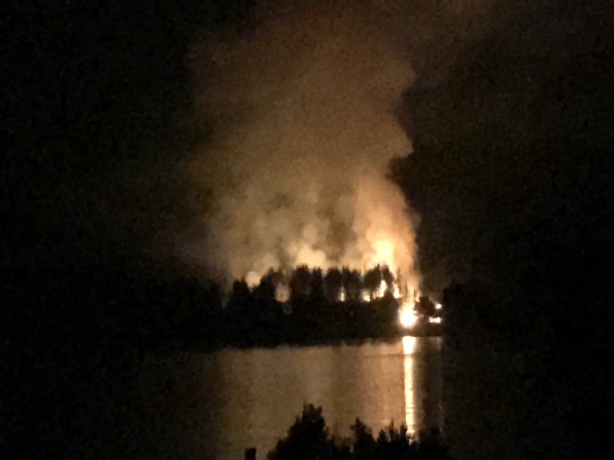 fpenah's tweet photo. @reddeemergencia @MuniTirua @BomberosdeChile @conaf alguna información del incendio en el lago #lleulleu ? Sigue aumentando y ya lleva horas. Gracias! https://t.co/7QnAsAd8jt