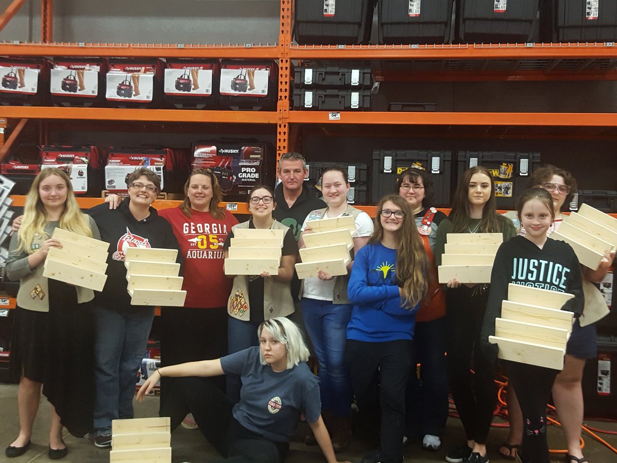 MichelleAmhawk4's tweet photo. A fun do it herself workshop tonight.  Had some wonderful girlscouts!  #doitherself #hd134 https://t.co/43H4WTkJQ3