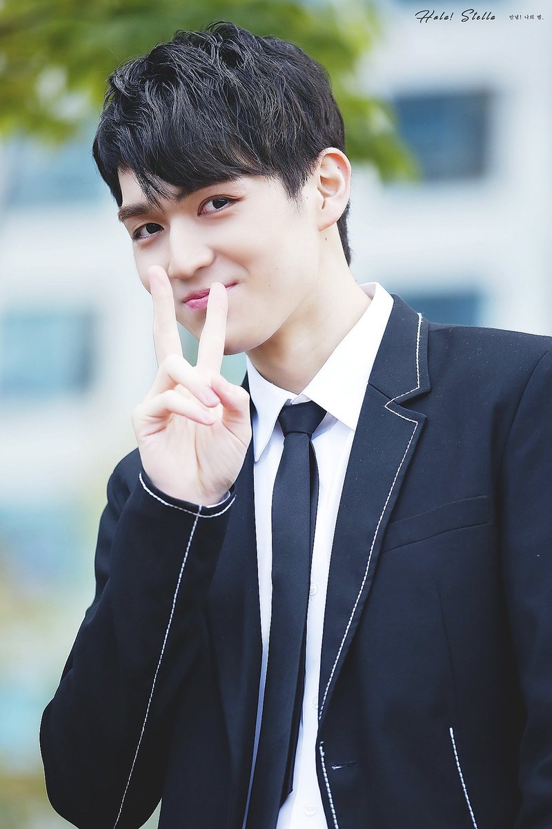 HolaStella_1121's tweet image. 171015 인기가요 미니팬미팅 ::  

네 맘을 훔칠 Black Suit👔

설날에 인사드리러 오는 이런 사위감 어디 없나요,,,❓❔

#미치게_해 #GOING_CRAZY #규진 #한규진 #GYUJIN #ギュジン #곰돌이 #업텐션 #UP10TION #おぷて @UP10TION