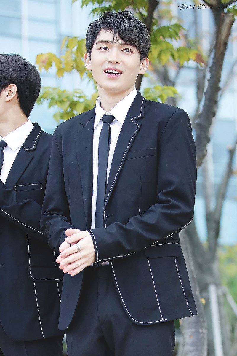 HolaStella_1121's tweet image. 171015 인기가요 미니팬미팅 ::  

네 맘을 훔칠 Black Suit👔

설날에 인사드리러 오는 이런 사위감 어디 없나요,,,❓❔

#미치게_해 #GOING_CRAZY #규진 #한규진 #GYUJIN #ギュジン #곰돌이 #업텐션 #UP10TION #おぷて @UP10TION