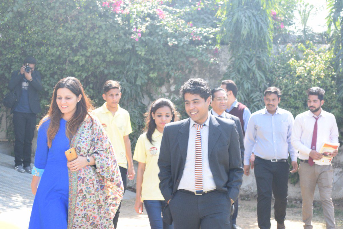 HalchalTiwari's tweet photo. Designation or knowledge is not the only attire which can get you people's heart in the room, well! Its the humbleness that does its part.
#EWeek2018 #liveyourentrepreneurialdream #GuestofHonour #foodpreneur #proud_E_leader 
@maneeshakaushik @nenindia @WadhwaniF @topazskit https://t.co/RvohEyewNX