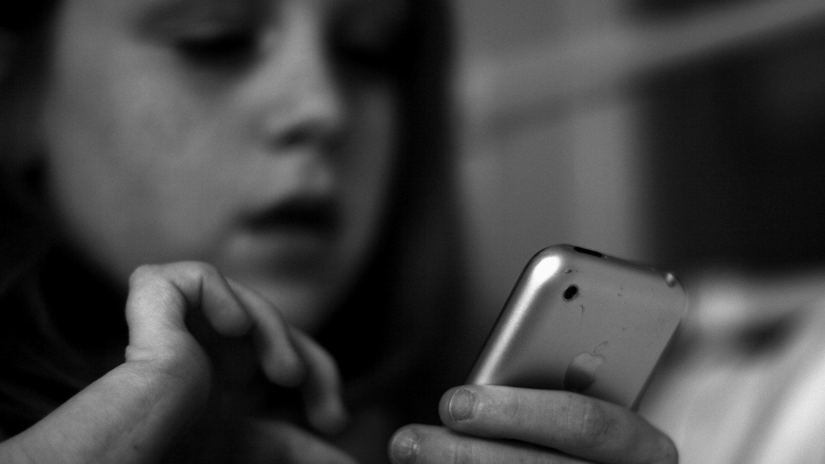 AnnuJohnny's tweet photo. A new algorithm tracks swipes to figure out when a child uses your phone. This AI could be the answer to child-proofing your smartphones-https://t.co/mfjM0f7mP4 https://t.co/QPpq0ssy8w