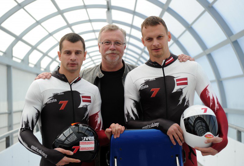 Bobslejs's tweet photo. Pēc Martina un Tomasa Dukuru izcīnītajām augstajām 4. un 5. v. - smeldze un tukšums. Bet lielās zelta medaļas Dukuru Ģimeni gaida mājās. Latvijas nācijas cieņa, lepnums un mīlestība - medaļas, kuras pasniedz Izcilībām. Paldies, Martin! Paldies, Tomass! Paldies, Daini!

📷 F64 https://t.co/l6UQTboYMc