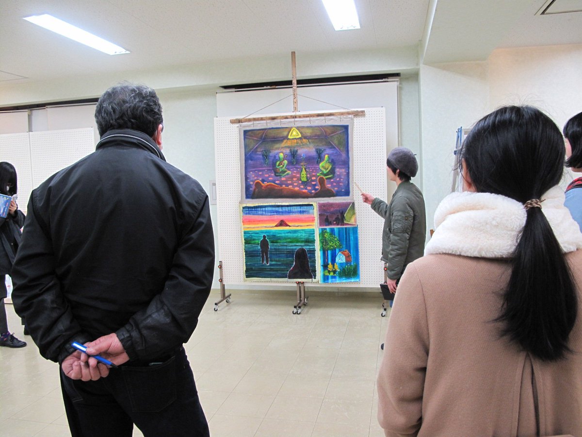 bunka1921's tweet photo. 【美術コース卒業制作合評会】
美術コースの卒業制作合評会の様子です。一人ひとりが作品について自分の言葉でコースメイトたちに伝え、先生たちがさまざまな角度から批評します。
卒業制作プレ展示は３月４日（日）、本展示は３月８日（木）から１１日（日）まで。ぜひお越しください。 https://t.co/T1MXNmU84v