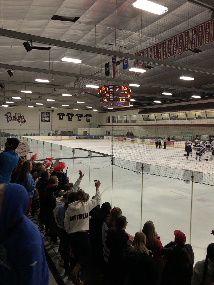 Vis_StuCo's tweet photo. what an awesome game. congrats to the united hockey team!!!🔴⚪️🔵 https://t.co/rsWQUG8cR4