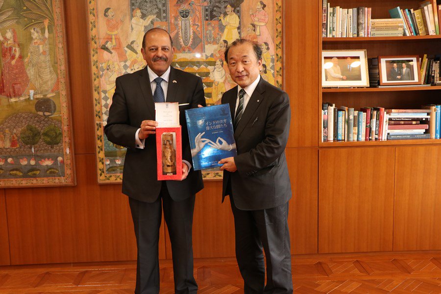 IndianEmbTokyo's tweet photo. #Yurihama town Mayor Mr. Masamichi Miyawaki of #Tottori Prefecture and senior Sports officials called on Amb HE @SujanChinoy to introduce and promote "Ground #Golf” in #India https://t.co/JXYfauGKJd