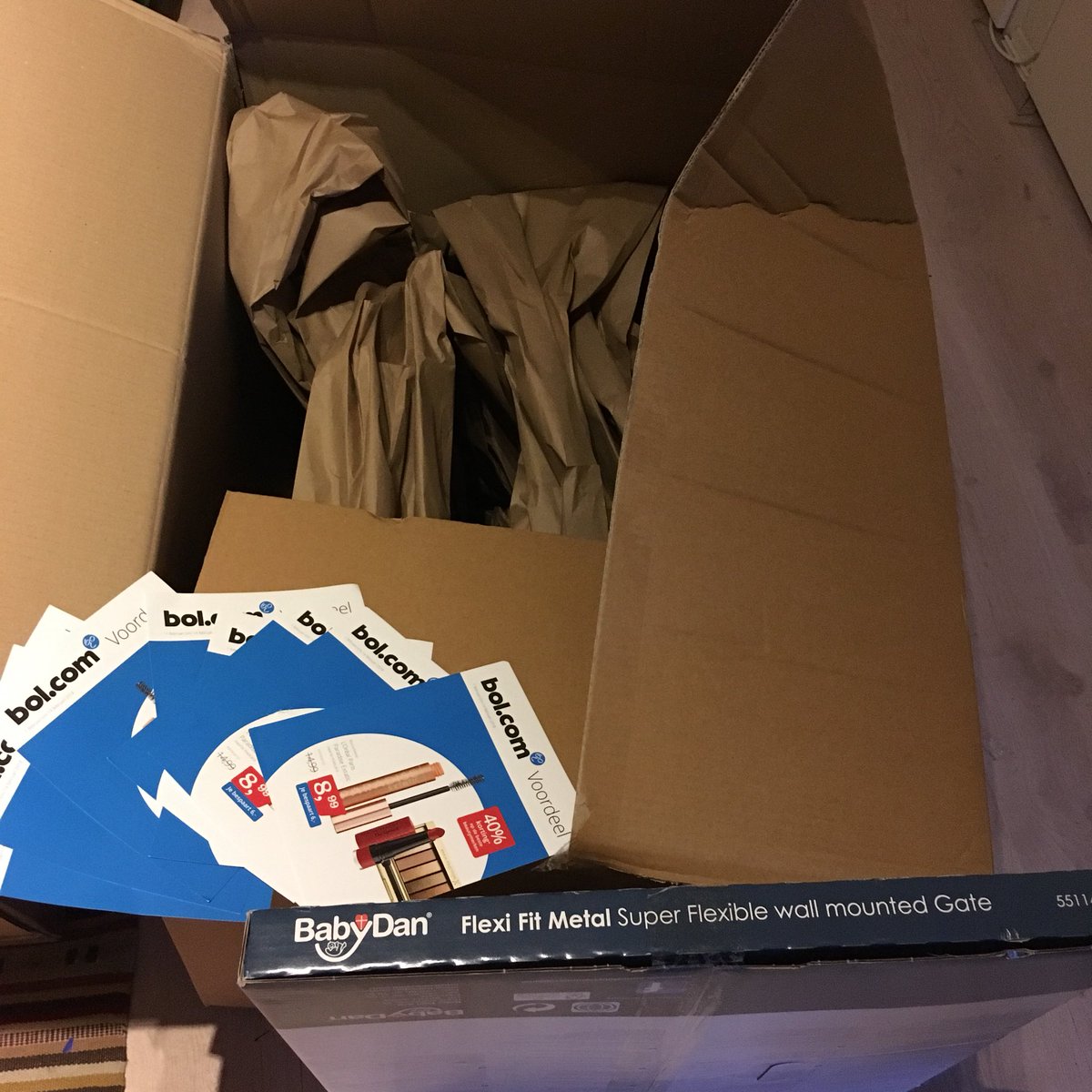 SugarRunner's tweet photo. @bol_com New #wasterecord: box 90% empty and 8 identical expired folders... #sustainabilityfail https://t.co/tYb48JlrX7