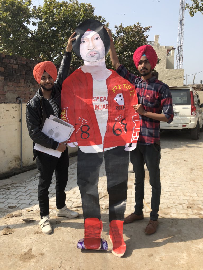 diljitdosanjh's tweet photo. Love My Fans🙏 Although am looking Sad 😆🤣 Jinna Tusi Mainu PYAR Karde An Odey Layek Mai Hai Ni..SACHI.. Baut hee Selfish BANDA .. Jamma Hee Nikama .. KADEY Kisey lai Kush Ni Kita.. Mehnat v Apne Lai Hee Karda..🙏 Shaid Maharaj Aap Hee Koi Duty la Den..🙈 DOSANJHANWALA https://t.co/d8KAW1cDjH