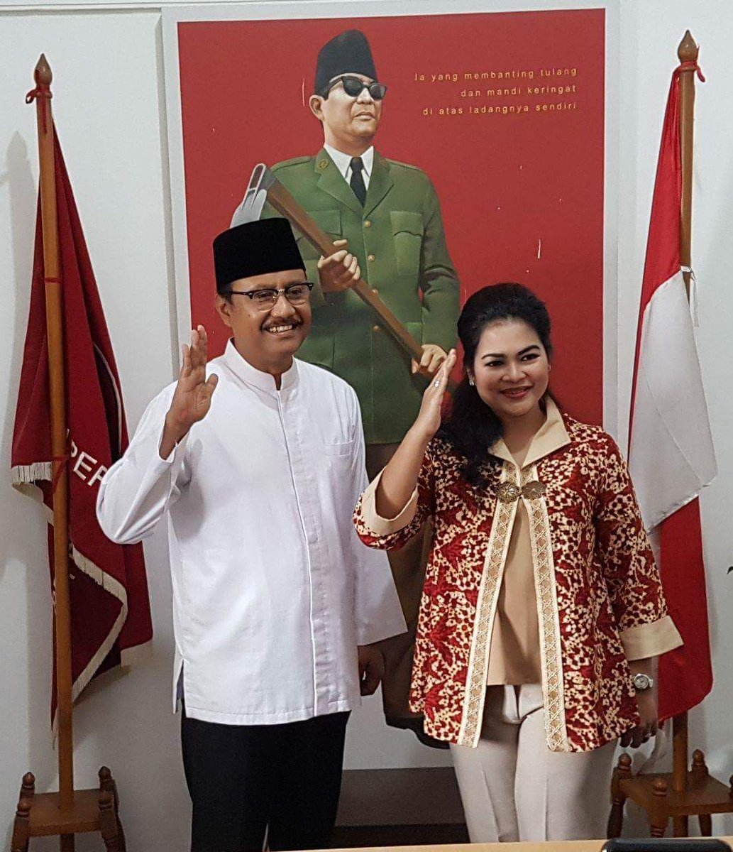HadiNgusman's tweet photo. Gus Ipul tokoh yg patuh dg ibunya, sulit dicari bandingannya. Mbk Puti menghargai orang lain, keluhuran dari sosok sang ayah.
#gusipulmbakputioye
#pilgubjatim2018
#coblosnomordua
#GustiTopMarkotob
#GustiJatim
@cakimiNOW
@GusIpul_ID
@GunturPuti
@halimiskandarnu
@HadiNgusman https://t.co/fBKSgvDSWc