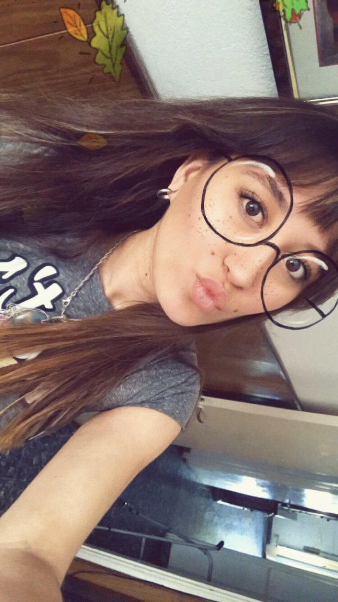 OrianaBossio's tweet photo. @GonzaaFonseca acá van tres con mis filtros favoritos de snap #SelfieForGF https://t.co/Q88QoK8Rh5