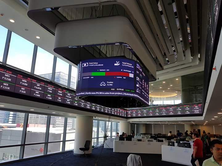 dumidyeypee's tweet photo. First look at the new PSE Trading Floor. Everyone is busy despite of the holiday and works on progress for Monday.
I must say, it is very NYSE! Credits to Mr. John Garcia
#PSEBGC https://t.co/Wrg0WfPacG