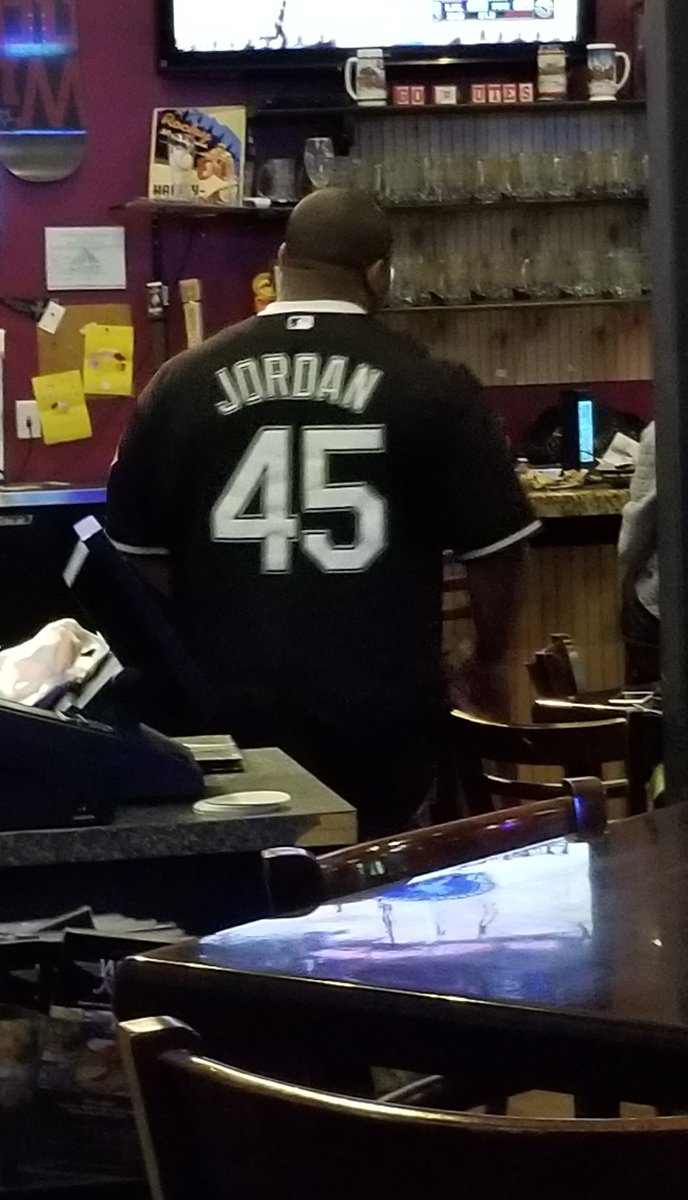 jagerwillygolf's tweet photo. @bustedcoverage no biggie... just hanging out with MJ.. scarfing some wings https://t.co/obVnuHJKut