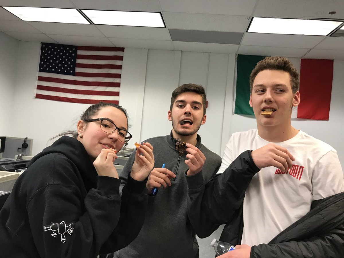 MatovskiNoah's tweet photo. comiendo dulces con mis amigos. @IkeWLWeek #WLWEEK https://t.co/4GghvdjPs1