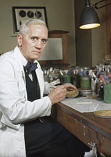 1/13 For Mil Surgeons, Sir Alexander Fleming is rightly recognised for discovering ABx and the enormous contribution that this made to the care of those wounded on the battlefield in WW2.His contribution to surg care in WW1 is less well known but similarly important. THREAD