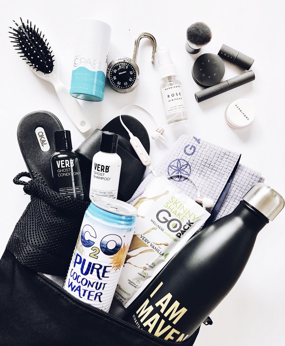 Give your gym bag a makeover with essentials from today’s blog post! 😅💪🏼💕✨ bit.ly/2BxSKWn