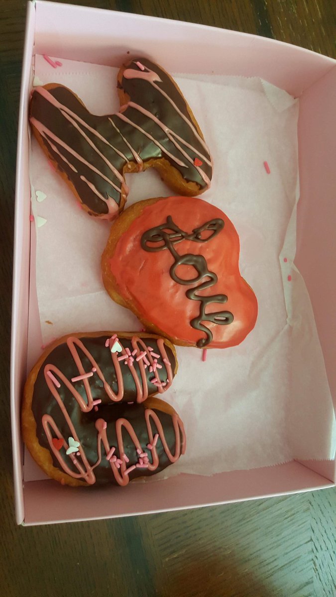 stephamberruiz's tweet photo. He surprised me with donuts in the morning and we had a picnic for valentines 💗 https://t.co/anQ5Dl3C8i