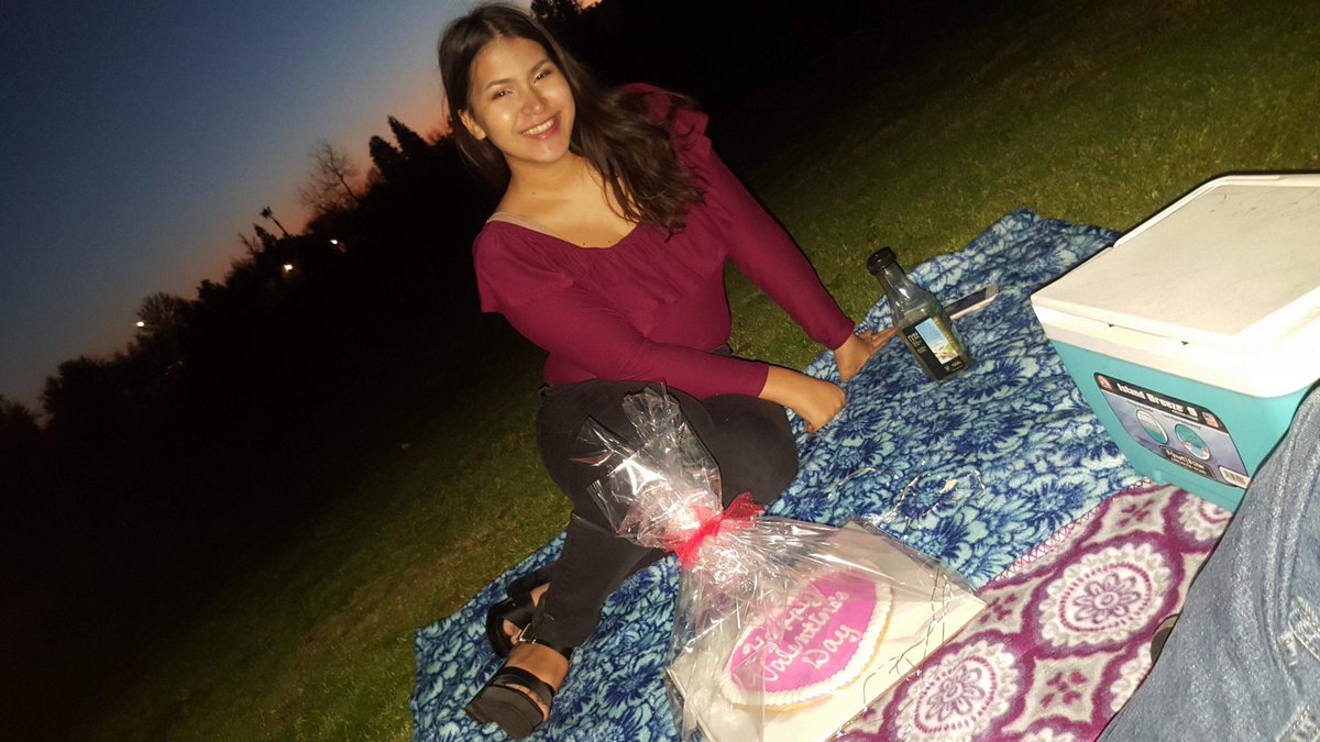 stephamberruiz's tweet photo. He surprised me with donuts in the morning and we had a picnic for valentines 💗 https://t.co/anQ5Dl3C8i