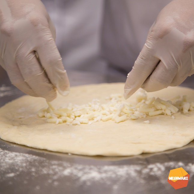 Meshwarieatery's tweet photo. You can’t ask for a better way to start the day! Try our freshly baked cheese manakiche! #meshwaribreakfast
إبدأ يومك من مشواري 
Visit #meshwarieatery or for deliveries call us on 02 634 2586/ 8338 Khalifa Street branch, 02 679 4734 Salam Street branch &amp; 02 3092804 Al Wahda Mall! https://t.co/PX5lAIjbNE