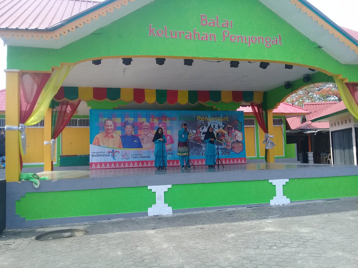 nyakbintang's tweet photo. Ada juga lomba gurindam tingkat SMA di Balai Kelurahan Penyengat #FestivalPulauPenyengat2018 https://t.co/ZFCahyD4Dz