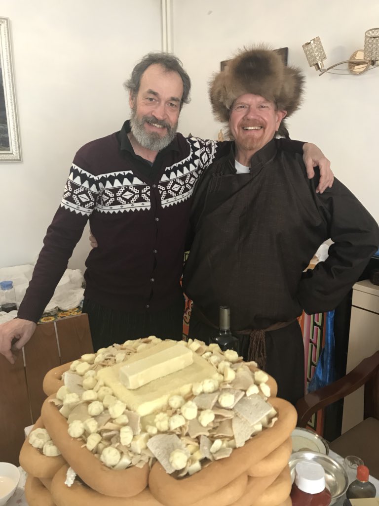 Ирсэн зочиндоо монгол ёс заншил зааж өгөөд догь бгаа, хань маань.