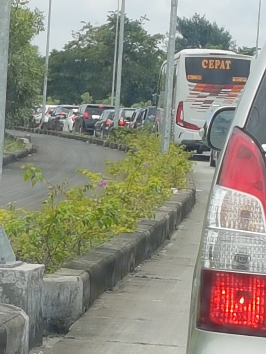 yatiwuri's tweet photo. macet selepas keluar tol kertosono @e100ss https://t.co/nCjm2UoHuN